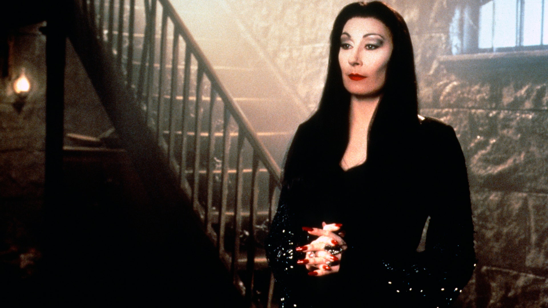 Morticia Addams, de Anjelica Huston, foi uma das inspirações para Lady Dimitrescu